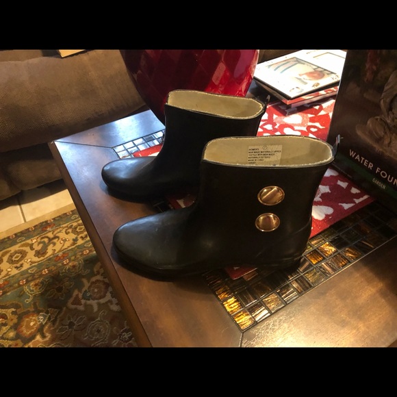 Boots and purses - Picture 5 of 8